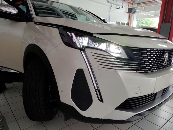 Cornering light Peugeot 3008 saat menyala.