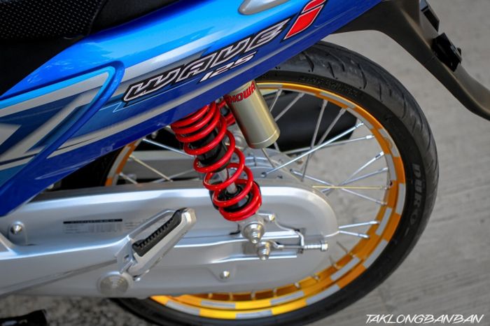 Shock belakang mengandalkan produk Showa