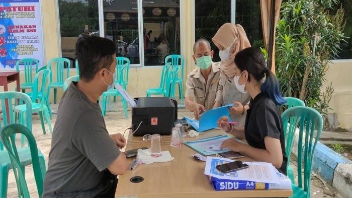 Warga tengah berikan identitas karena mendapat tabungan emas saat bayar pajak di UPTB Samsat Prabumulih