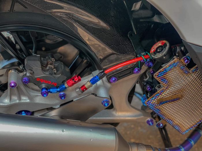 Rem belakang memakai kaliper Brembo tapi dua piston