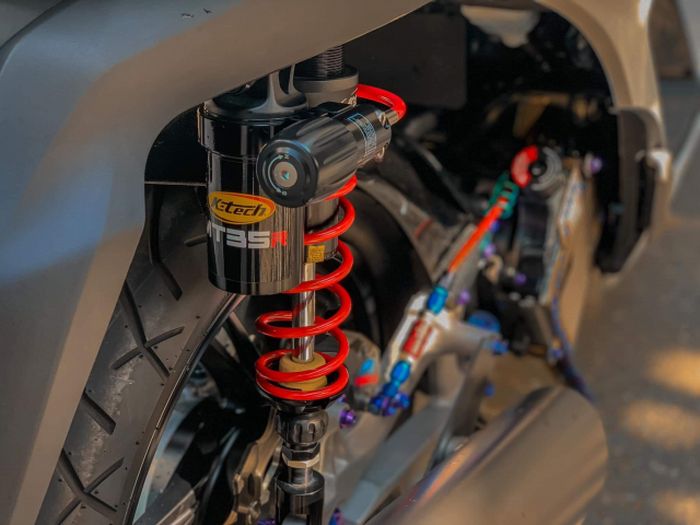 Suspensi belakangnya diganti dengan K-Tech