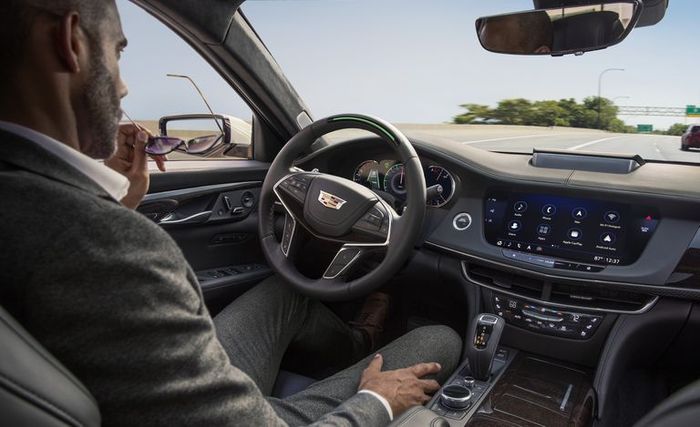 Ilustrasi hands free driving saat Super Cruise aktif.