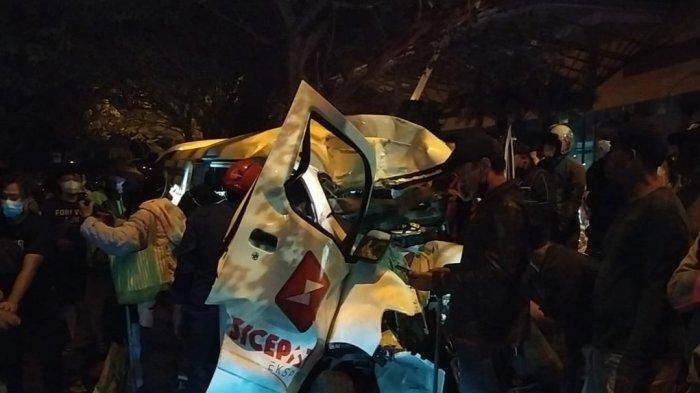 Proses evakuasi pengemudi Daihatsu Gran Max Blind Van yang terjepit di dalam kabin setelah tabrak pohon di kota Depok, Jabar