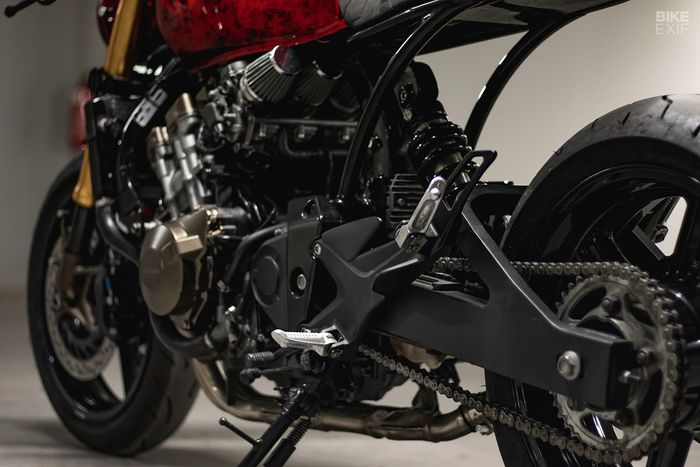 Swingarm dimodif menjadi lebih kekar