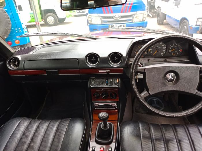 Interior Mercedes-Benz W123 280E 1984