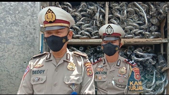 Kanit Keamanan dan Keselamatan (Kamsel) Ipda Dedy Iskandar didampingi Kanit Turjagwali Aiptu Andi Hendrianto ketika memberikan menjelaskan atas penangkapan dua orang tersangka penjual knalpot brong.