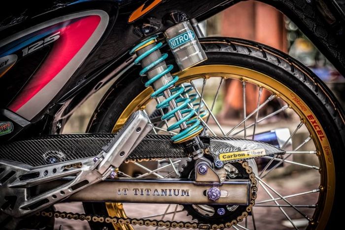 Shock belakang pakai Nitron, swingarm diganti dengan titanium