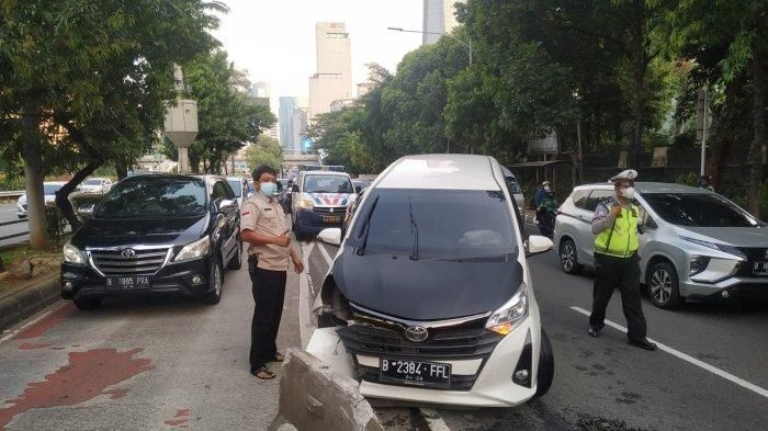 Kondisi Toyota Calya usai tabrak separator busway lalu dicungkil Honda HR-V dari belakang