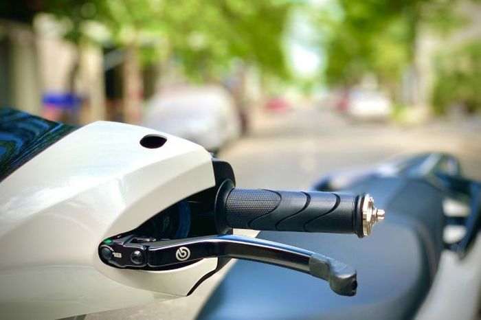 Tuas rem belakang memakai Brembo RCS 14