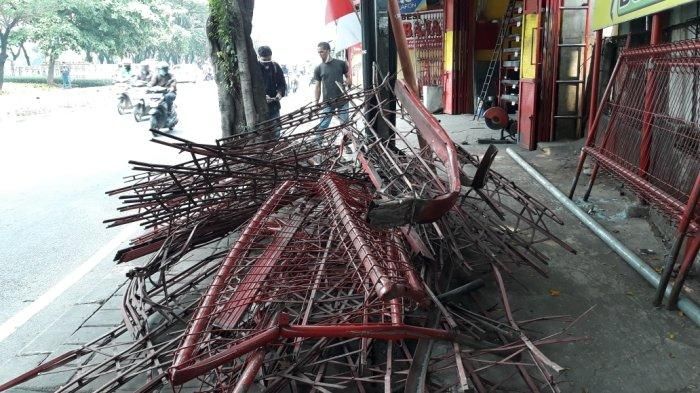 Pagar toko yang rusak terdampak kecelakaan lalu lintas di Jalan Kolonel Sugiono, Kecamatan Duren Sawit, Jakarta Timur