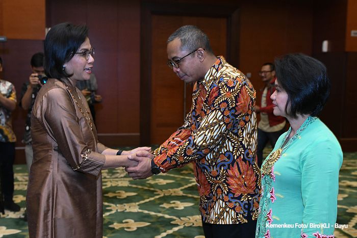 Suryo Utomo berjabat tangan dengan Menteri Keuangan, Sri Mulyani saat pelantikan dirinya menjadi Direktur Jenderal Pajak Kementerian Keuangan RI