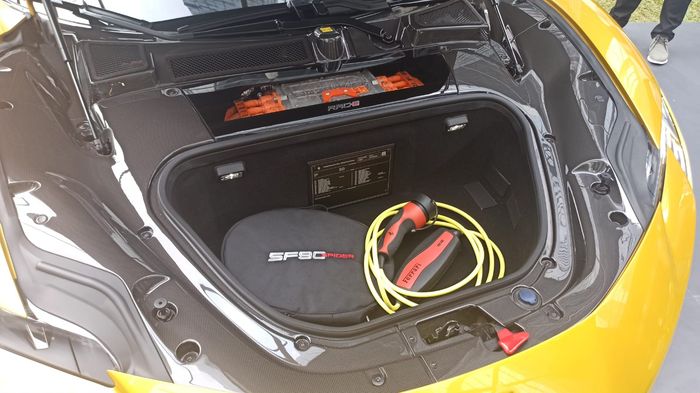 Ruang bagasi Ferrari SF90 Spider sekaligus tempat charger