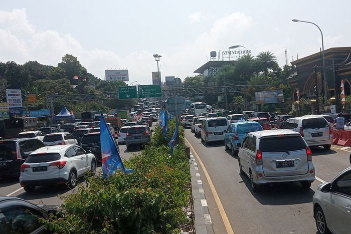 Situasi arus lalu lintas di Puncak Bogor, Jawa Barat
