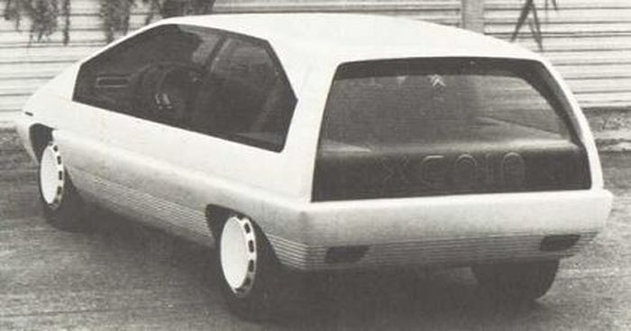 Tampak belakang mobil konsep Citroen Xenia.