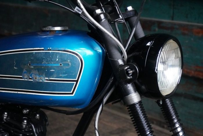 Garpu depan bawaan motor dipadukan dengan headlamp LED bergaya klasik