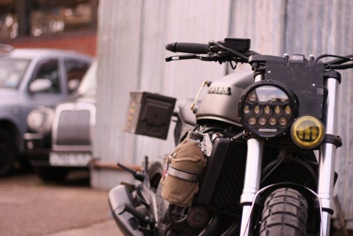 Wajah barunya dengan headlamp LED dan lampu sorot berkaca kuning