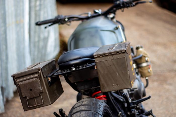 Dibagian belakang ada sepasang pannier dari kotak peluru