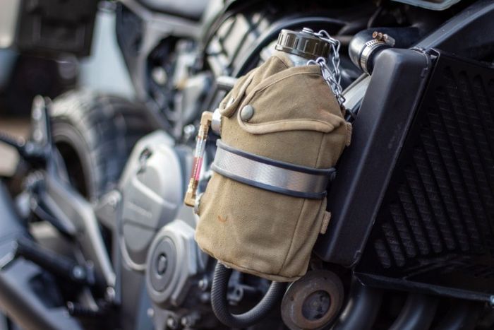 Sektor mesin masih standar dan hanya ada reservoir radiator dari botol minum militer