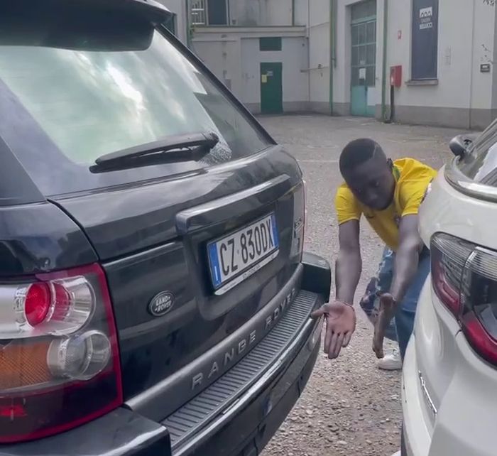 Cuplikan video cara Khaby Lame membuka pintu bagasi yang benar.