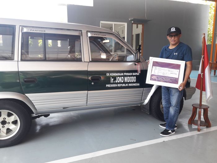 Suparno, pemilik Ototrondolo Wonogiri memperlihatkan STNK Isuzu Panther Miyabi bekas milik Jokowi