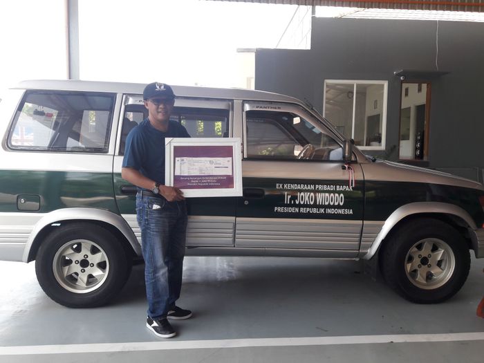 Suparno, pemilik Ototrondolo Wonogiri memperlihatkan STNK Isuzu Panther bekas milik Jokowi
