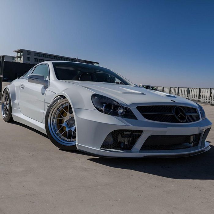 Pelek custom yang sedang dikerjakan disiapkan untuk Mercedes-Benz