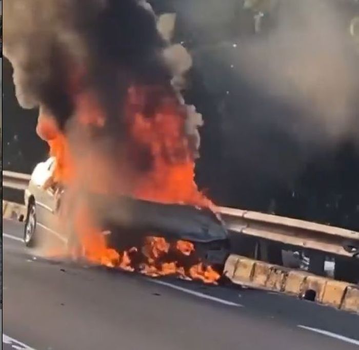 Kondisi Peugeot 406 saat dilalap api di tol JORR