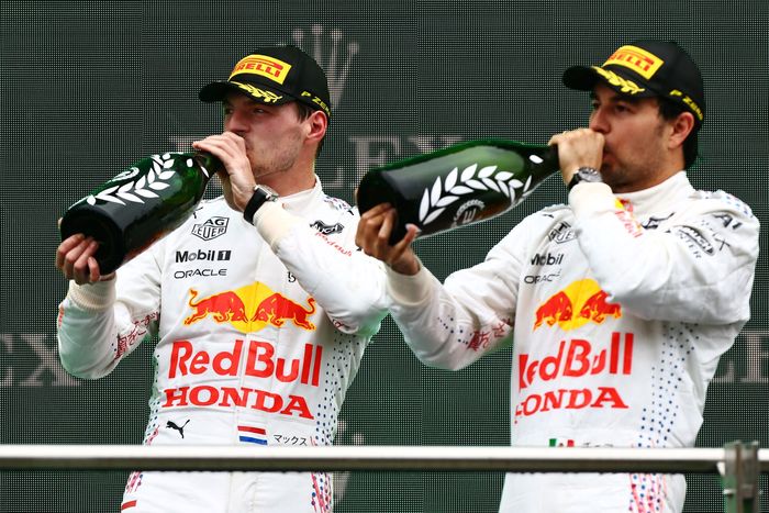 Max Verstappen dan Sergio Perez rayakan dominasi Red Bull Racing di F1 Turki 2021. 