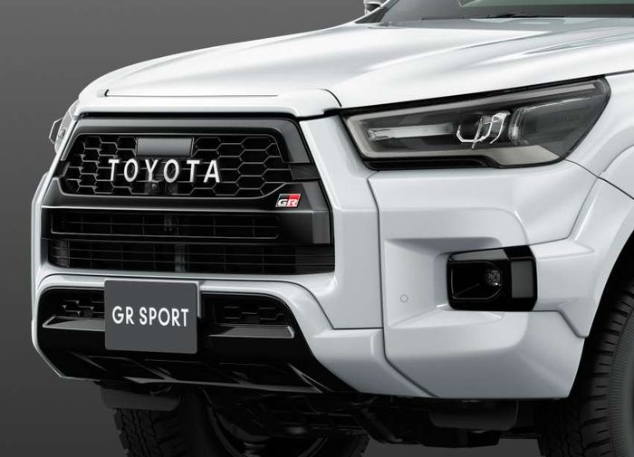 Tampilan gril sarang lebah Hilux GR Sportdengan logo bertuliskan Toyota plus emblem mungil GR Sport