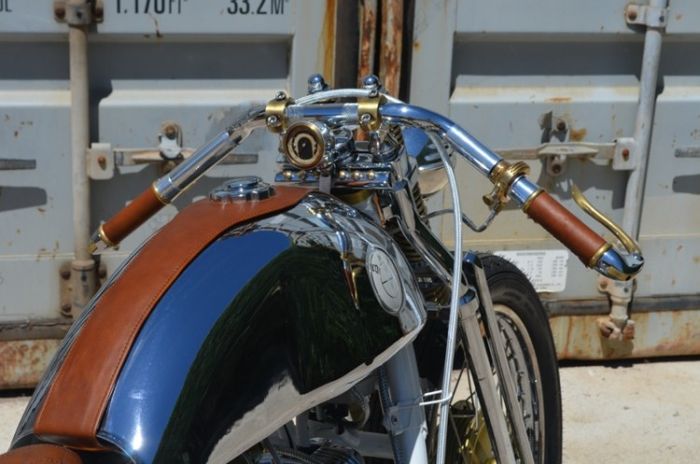 Tangki kustom yang dipadukan dengan kokpit klasik