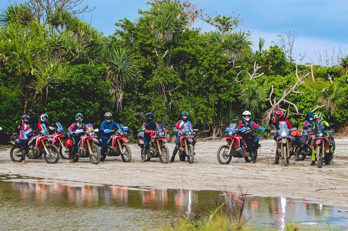 Pantai Ujung Genteng yang eksotis menjadi tujuan para anggota CRF 250 Rally Indonesia