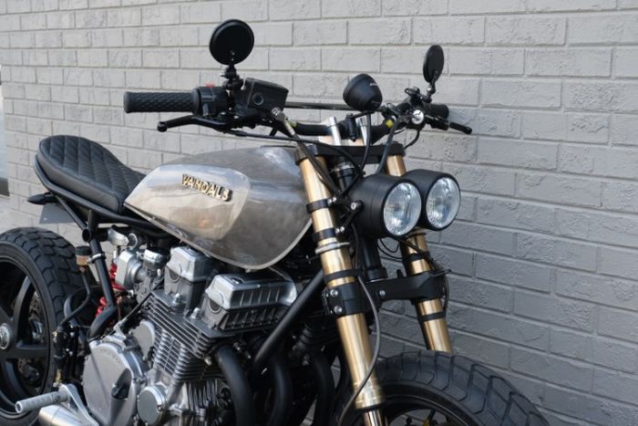 Garpu depan diganti dengan milik Suzuki GSX-R750