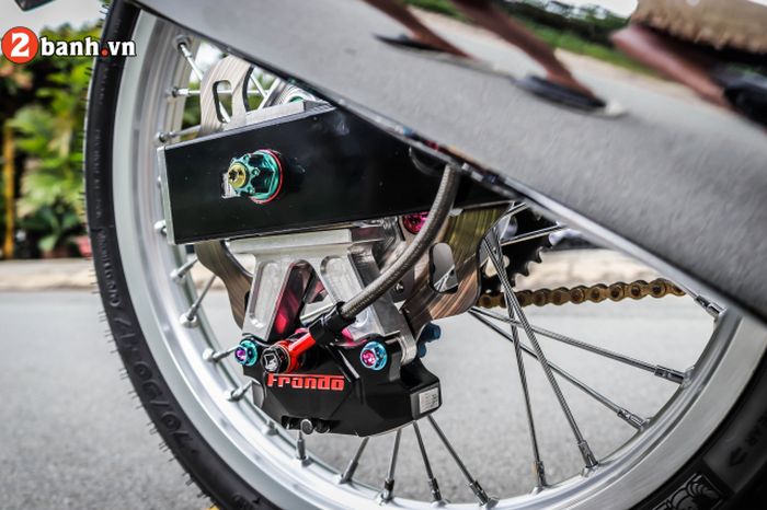 Rem belakang juga mengandalkan master rem Brembo dan kaliper Frando