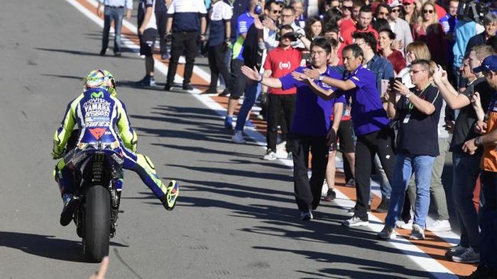 Tahun 2015 adalah momen Valentino Rossi kehilangan gelar juara dunia di seri terakhir. Semua orang menyambutnya. 