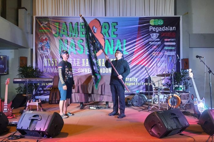 Pengukuhan Ketua Umum KZOI baru, Henda (kanan).