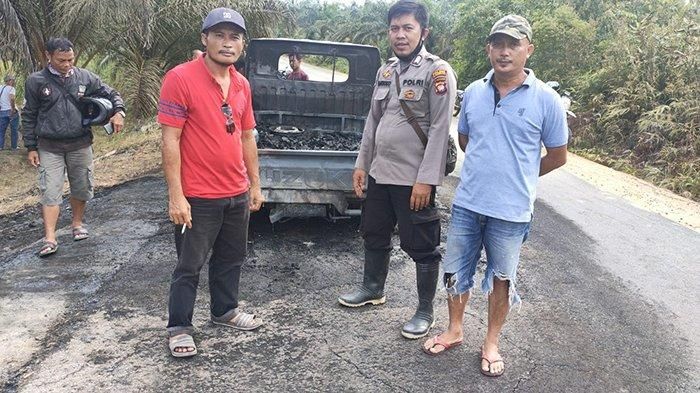 Polisi dan warga usai memadamkan Suzuki New Carry yang terbakar di dusun Engkalong, desa Nyayum, Kuala Behe, Landak, Kalimantan Barat