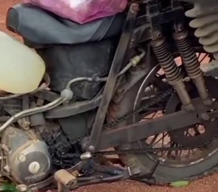 Modifikasi bagian suspensi Honda Supra X lawas yang dibuat jadi ODOL.