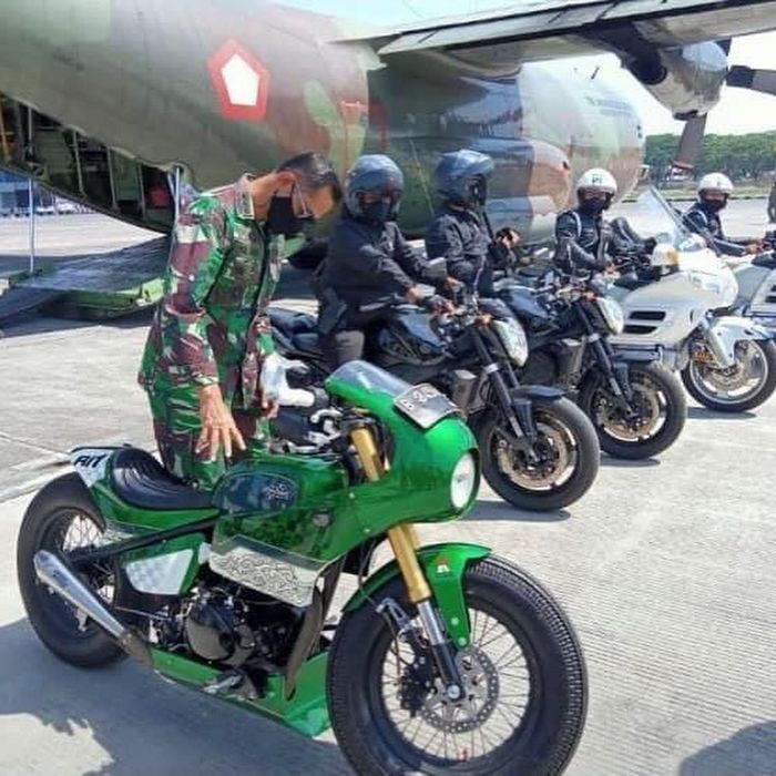 Motor kustom Presiden Jokowi yang baru saja diturunkan dari pesawat angkut milik TNI