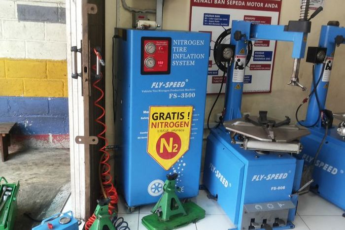 Mesin generator untuk memproduksi nitrogen di salah satu outlet penjualan ban yang melayani pengisian ban dengan nitrogen di Depok, Kamis (8/2/2018).(Kompas.com/Alsadad Rudi) 
