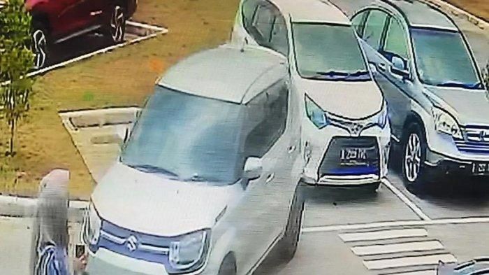 Rekaman CCTV Suzuki Ignis serempet Toyota Calya di parkiran McDonald's Gandaria, Pasar Rebo, Jaktim