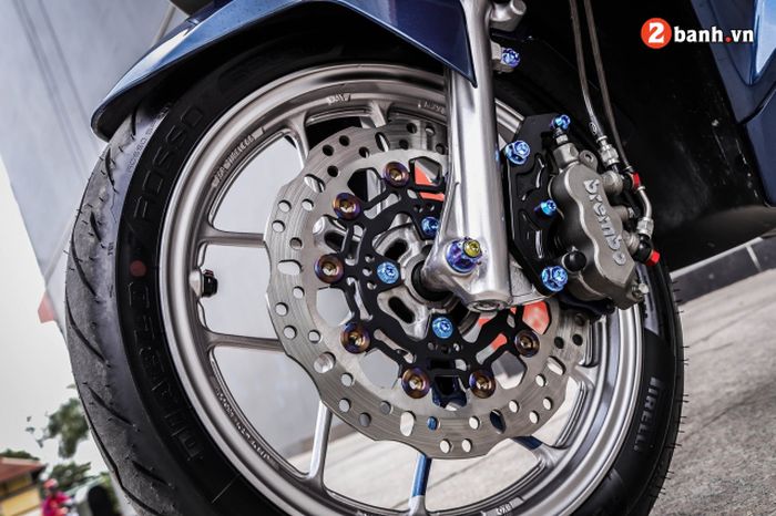 Kaki-kakinya dipasangi pelek Vario dan pengereman sangar