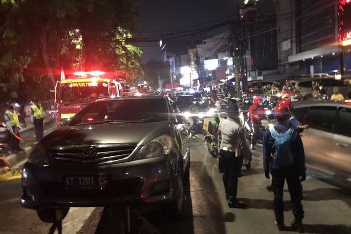 Toyota Kijang Innova berhasil dievakuasi usai tabrak separator busway di Jl Sultan Iskandar Muda, Kebayoran Lama, Jakarta Selatan