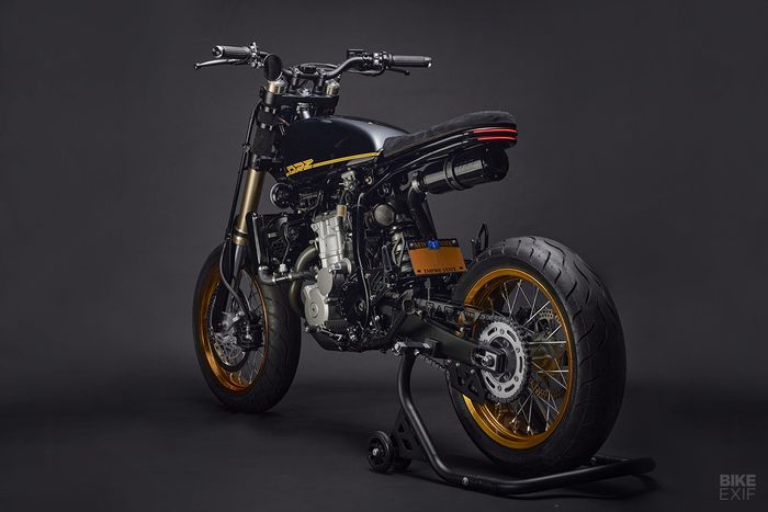 Suzuki DR-Z400SM kustom yang mempesona