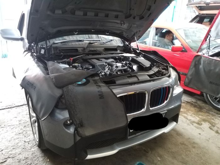 Mobil BMW sedang servis di bengkel spesialis Masudah Motor BMW
