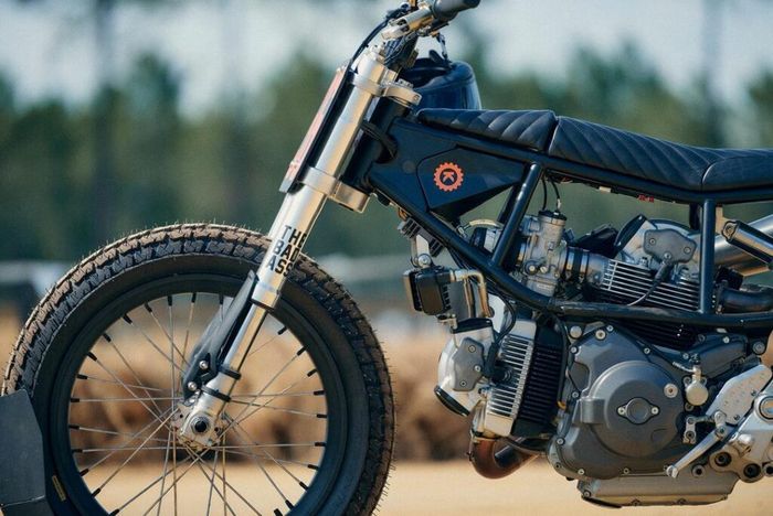 Garpu depan mengandalkan shock Showa dari Ducati SS