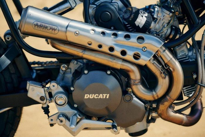 Dapur pacu menggunakan mesin 696 cc milik Ducati