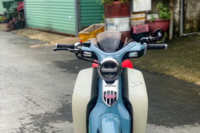 Dipasang juga windscreen mungil dan spion Motogadget