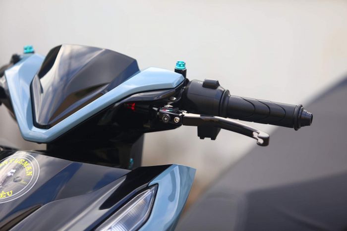 Tuas rem belakang memakai produk TWM