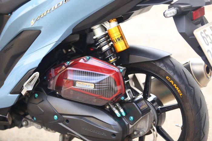 Suspensi belakang memakai shock Ohlins