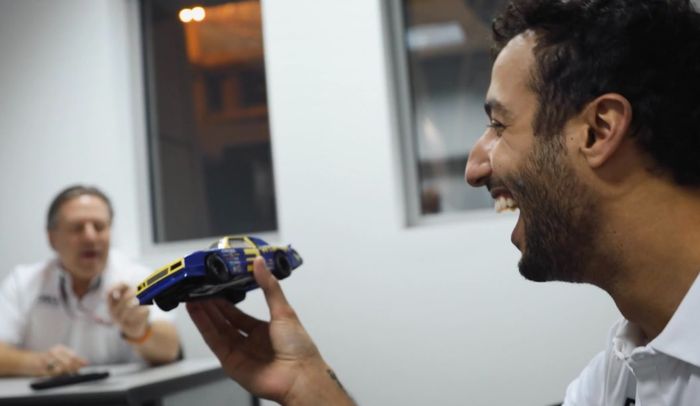 Daniel Ricciardo memegang miniatur mobil Dale Earnhardt